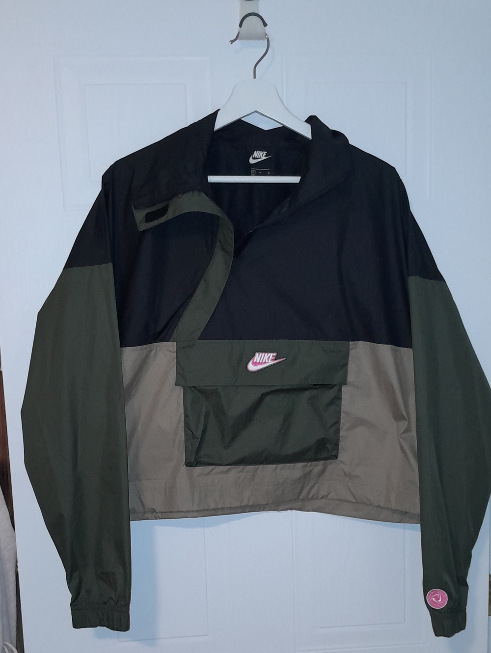 Nike Women’s Black and Olive Green Pullover Windbreaker